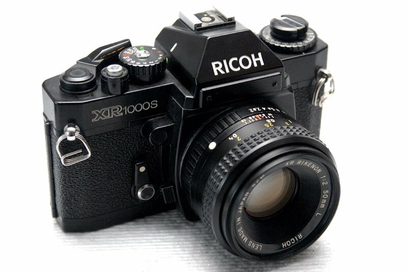 RICOH リコー製 Kマウント専用 人気の一眼レフカメラ XR1000Sボディ +（純正50mm単焦点レンズ付）希少な作動品（腐食なし）