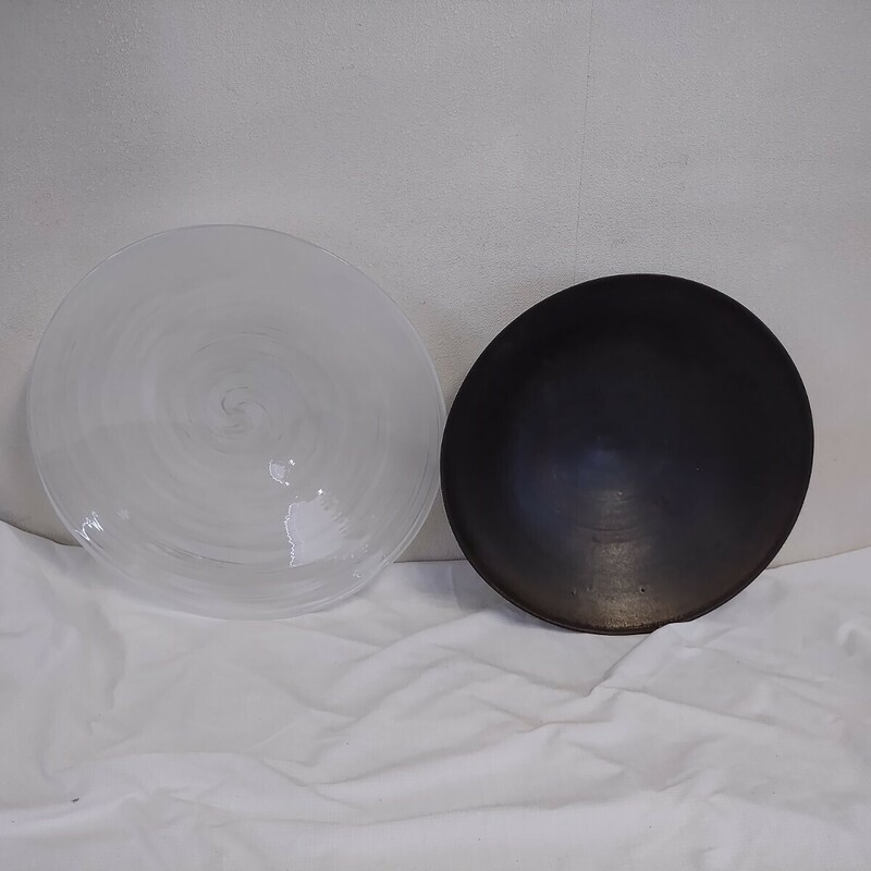 050909 大皿 飾り皿 2点セット 直径約50cm前後 硝子 ガラス 陶器 黒 うずまき 渦 美しいフォルム 美術 アート インテリア 天峰 2枚