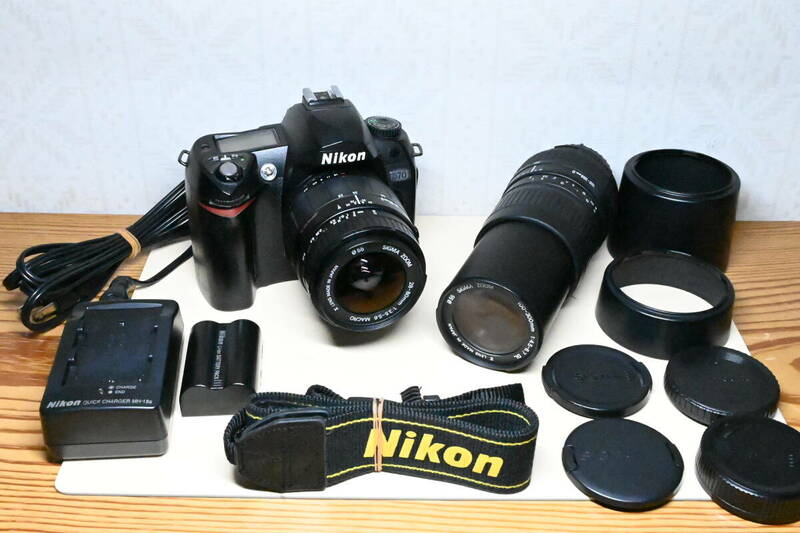 Nikon D70 レンズ2本 SIGMA AF 28-80mm SIGMA望遠AF 100-300mm　充電池　充電器　ストラップ