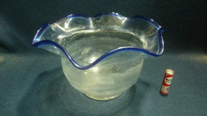 昭和レトロ！古いガラスの金魚鉢、縁がブルー.気泡.変形有り.USED品