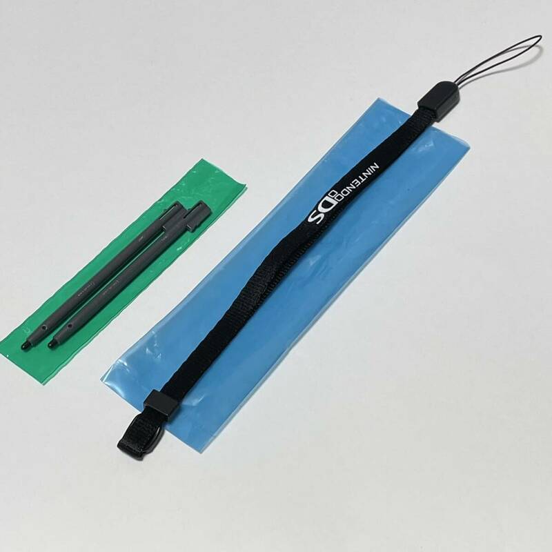 美品 純正品 ニンテンドーDS専用タッチストラップ(NTR-009) ＋ タッチペン(NTR-004) 2本 セット (初代DS/Nintendo/hand strap/stylus)