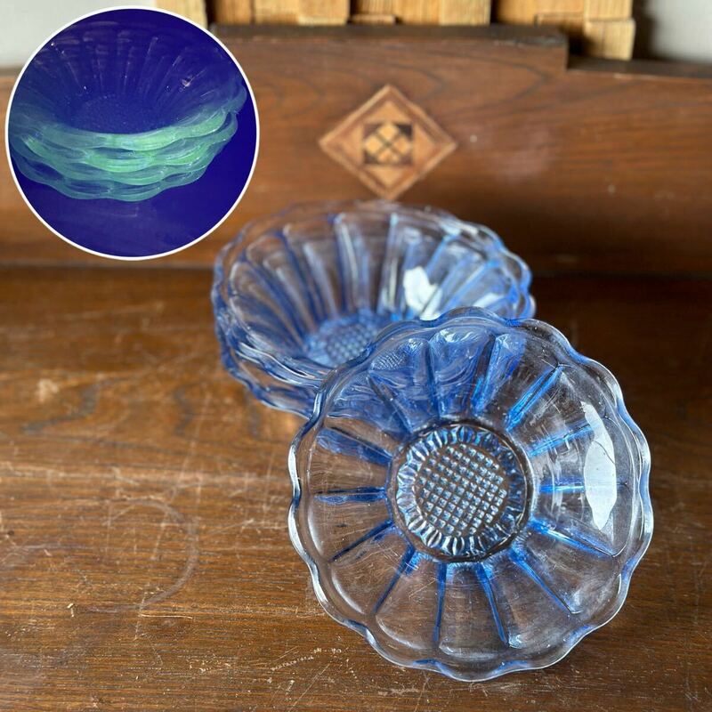 レトロガラス 4枚セット 硝子食器 昭和レトロ 和製アンティーク 薄青色エンボス硝子皿 氷コップ 花形 花型 青 ブルー 小皿 プレスガラス