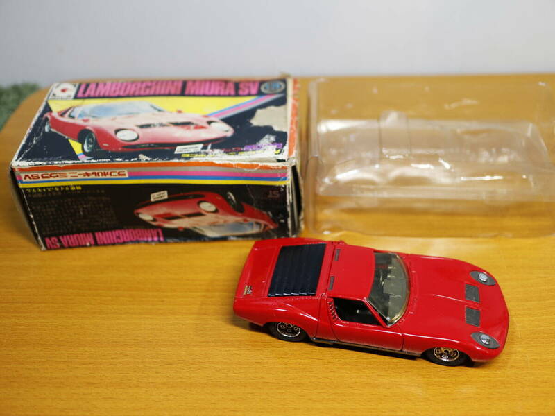 グリップテクニカ ランボルギーニ ミウラ SV 1/28　LAMBORGHINI MIURA SV　レトロ/コレクション/アンティーク　