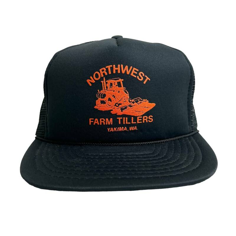 【キャップ / 帽子】NORTHWEST FARM TILLERS アーチロゴ ビンテージ ラバープリント メッシュキャップ ブラック　黒　オレンジ　橙