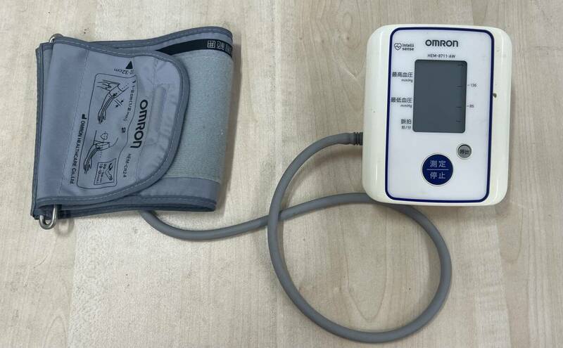【s3457】OMRON オムロン　上腕式　デジタル血圧計　HEM-8711-AW 中古現状品　通電・動作確認済