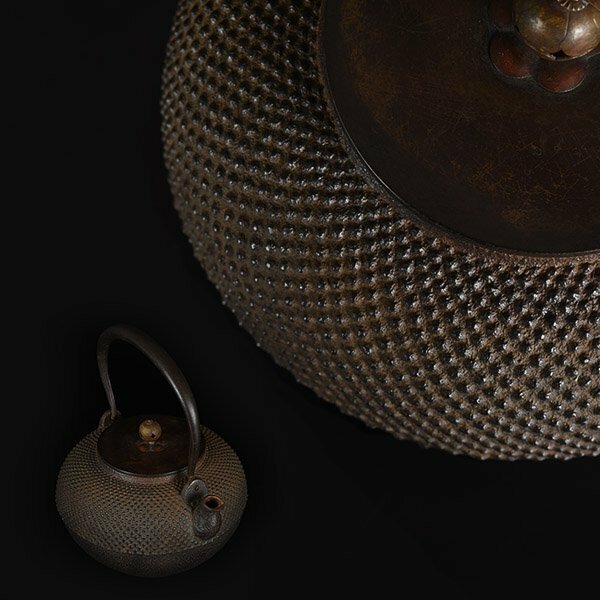 【加】18e 時代 茶道具 釜師造 銅蓋霰肌鉄瓶 小ぶり / 鉄瓶