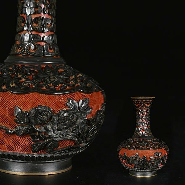 【加】14e 中国美術 堆黒 花唐草彫刻 花瓶 木製台 付 高さ13,1cm / 花入