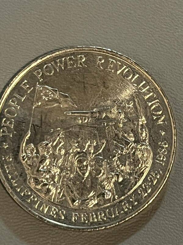 世界のコイン　フィリピン　10ペソ　記念硬貨　ピープルパワーレボリューション　海外古銭