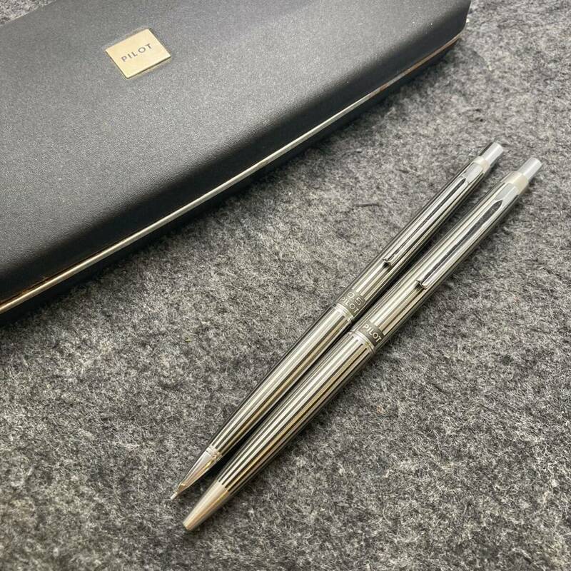 PE2120□2本セット PILOT パイロット ノック式 シャープペンシル ボールペン ストライプ ステンレス 蝕刻 箱付き