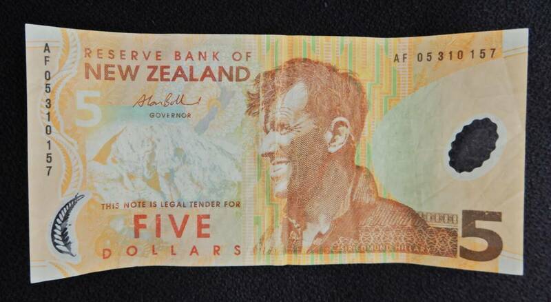 【USED品1円～】 ニュージーランドドル 旧紙幣 5ドル 1枚 ＋ 硬貨 3ドル5セント