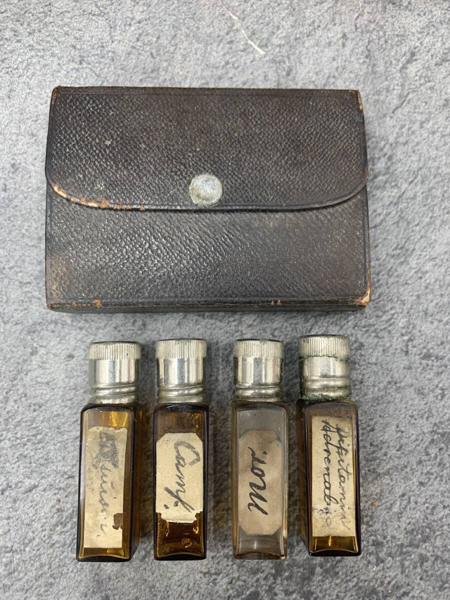 【 レトロ アンティーク 薬ポーチ ボトル 】空ビン 皮製 インテリアに コレクション