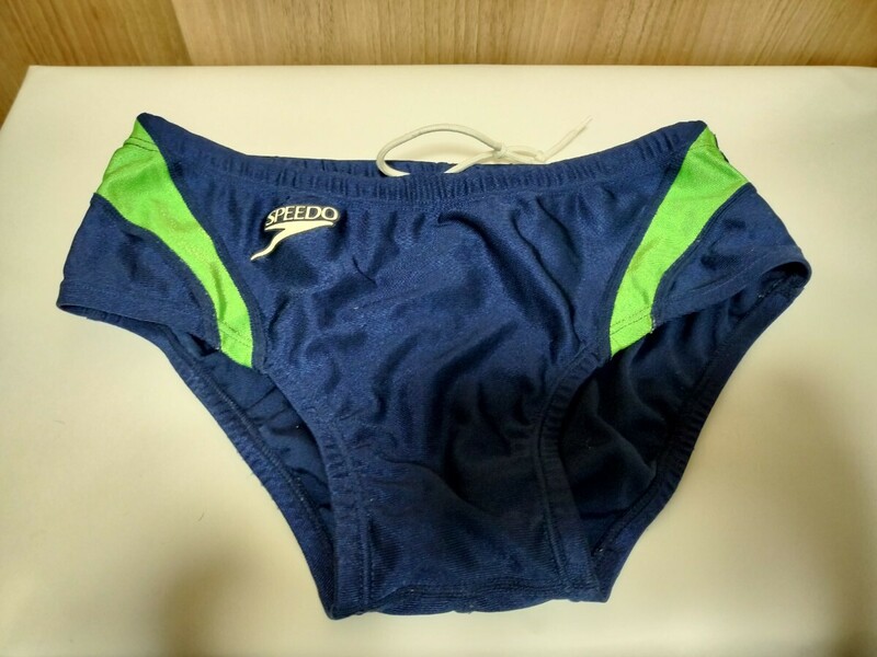 ミズノのVパンツタイプの競泳用水着、サイズM紺色に緑のライン