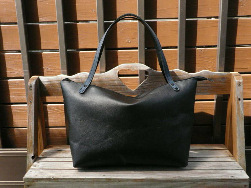 ファスナー付トートバッグ黒ブラック！牛革エンボスレザーBLACK　日本製鞄　A4　ハンドメイドオリジナルバッグ
