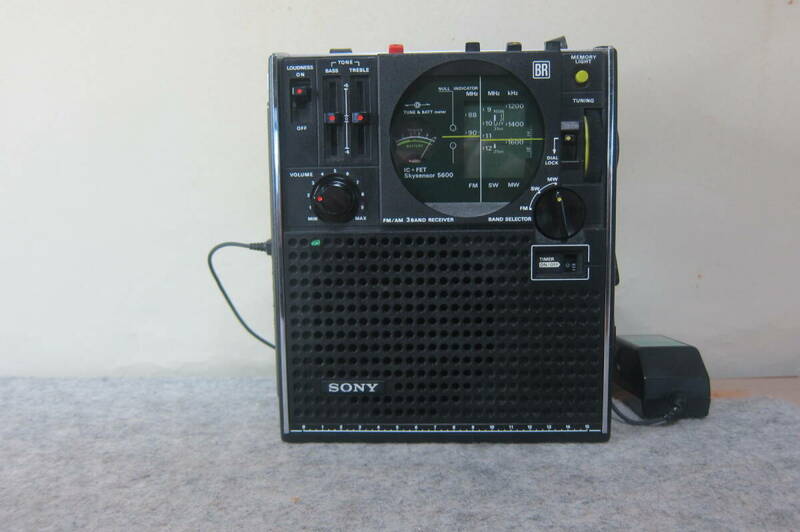 SONY ソニー スカイセンサー ICF-5600 FM/SW/MW3バンドラジオ 電源表示灯、ACアダプター付 動作確認品 12-33