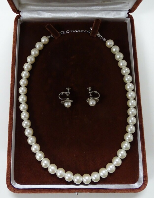 〈J2〉・商品名：真珠のネックレスとイヤリングのセット