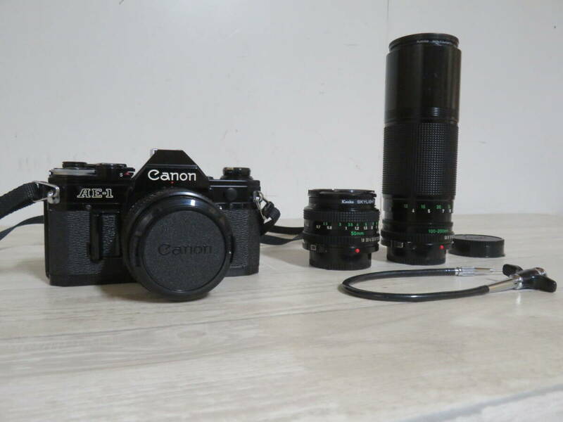 Canon キャノン 昔の高級一眼レフカメラ AE-1 ボディ + Canon LENS FD 28mm 1:2.8 / 50mm 1:1.8 / 100-200mm 1:5.6 レンズ付き 追加画像有