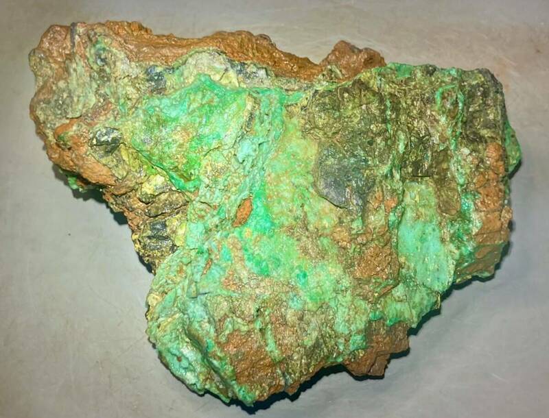 インドネシア　スラウェシ島産超巨石天然スミソナイト原石1573g［菱亜鉛鉱］