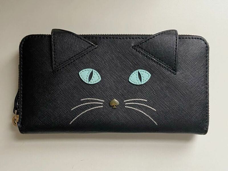 B4E031◆ ケイトスペード Kate spade NEW YORK サフィアーノレザー ブラック色 猫 ロゴ ラウンドファスナー 小銭入れあり 長財布