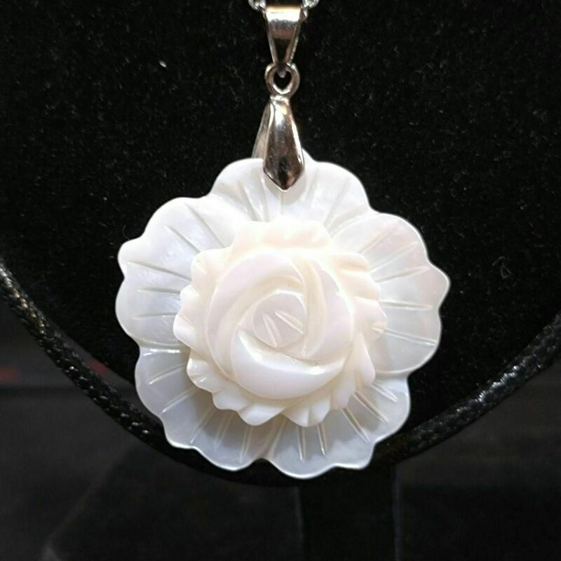 花言葉は【純潔、尊敬】 マザーオブパールで作られた、白バラのネックレス①