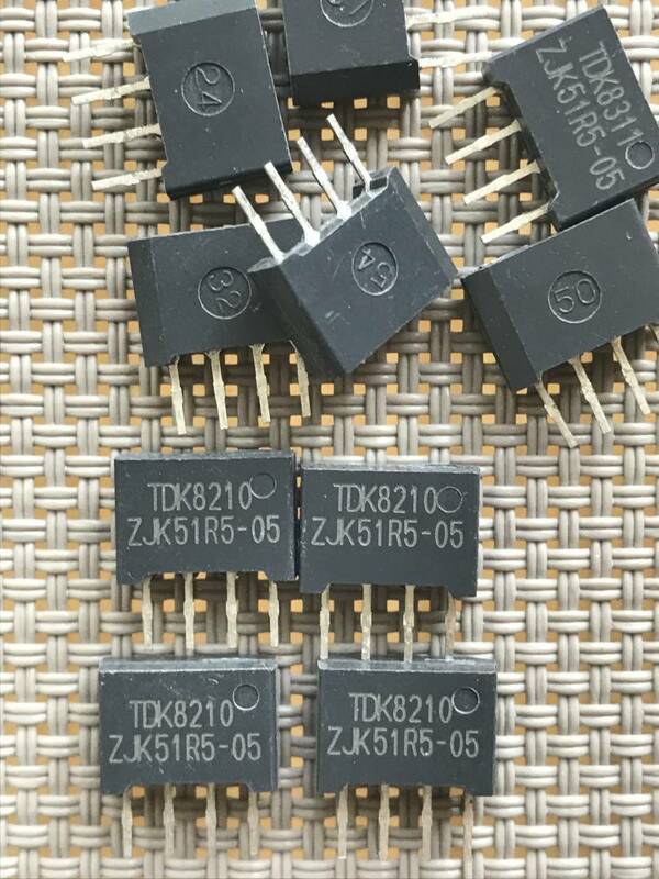 TDK　3端子フィルタ（SIP） 広帯域・電源ライン用　ZJK51R5-05　の100個セットです。
