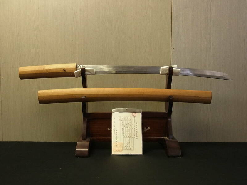 t1528 蔵出 日本刀 脇差 在銘 和泉守藤原國貞 長さ48.8cm 登録証付 研ぎ練習に 白鞘 真剣 刀剣 武具 骨董