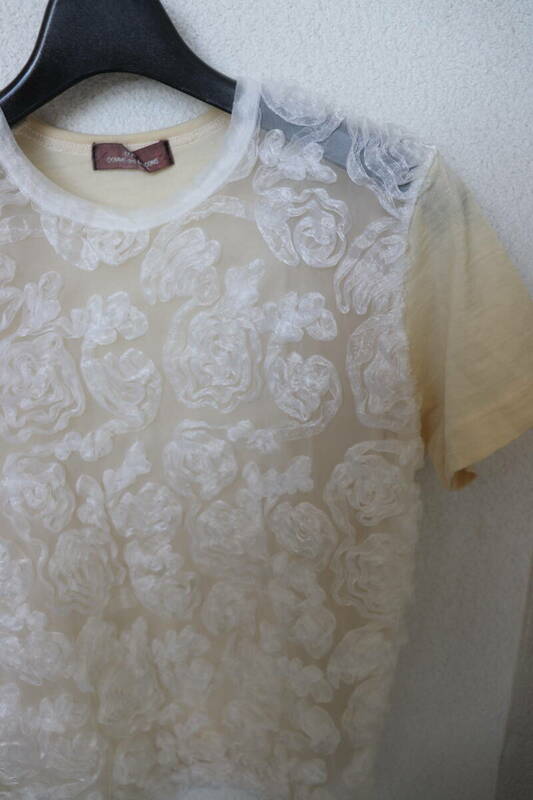 即決 tricot COMME des GARCONS トリココムデギャルソン 前身頃チュール素材 メッシュ 透け素材 薔薇 ローズ フラワーフリル装飾Tシャツ