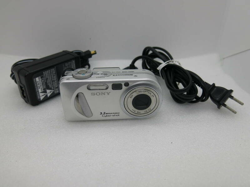 SONY Cyber-Shot DSC-P8 デジタルカメラ　SONY LENS OPTICAL 3x f=6-8mm 2.8-5.2 【AON058】