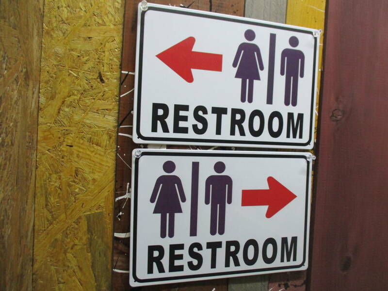 2枚 新品 トイレ ピクトサイン レストルーム 便所 案内板 表示 ステンレス 金属 RESTROOM toilet 化粧室 ブリキ看板 メタル パネル 矢印