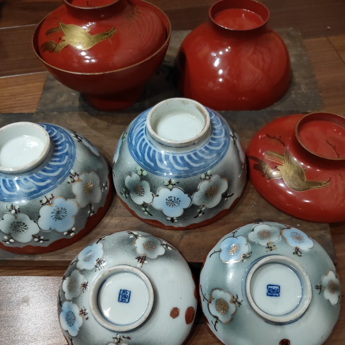 蓋つき飯碗２個　蓋つき吸い物椀２個まとめて　レトロ食器　アンティーク食器　古い食器　日本製　ペア食器　梅柄ごはん茶碗　松に鷹柄塗椀