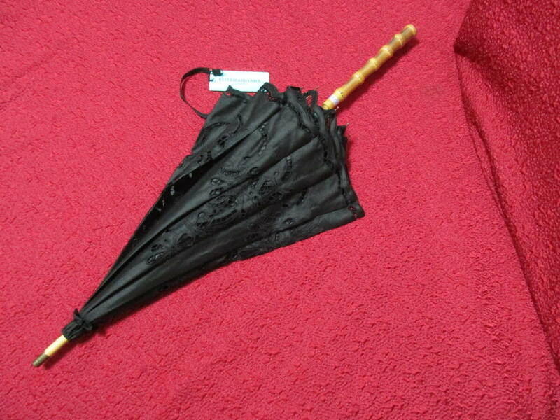 即決　　タグ付き未使用　持ち手バンブー　 ケイタマルヤマ　日傘　UV　麻１００％　刺繍　黒　　豪華な日傘