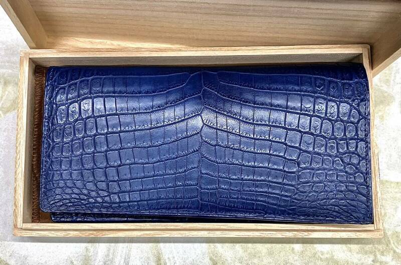 国産、日本製の最高級本藍染の無双まち付きの長財布、クロコダイルワニ革のセンター縦取りの一枚革の藍染カラーのブルー