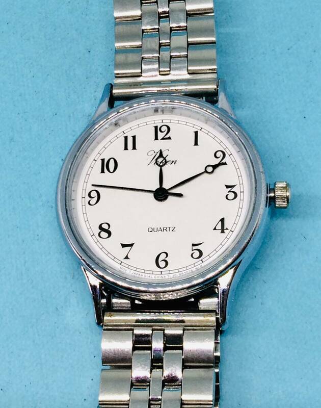 (G54)やや小ぶりの(*'▽')シチズンQQ・VOKEN（電池交換済み）シルバー・メンズ腕時計USED（送料全国一律185円）素敵な時計です。