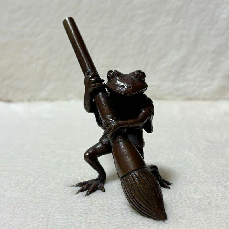 ◎美品　◆旭峰作◆「蛙と筆」銅製品／ブロンズ／2０6.9ｇ／銅像／置物