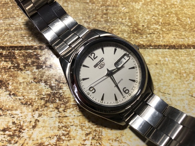 良好 SEIKO 5 セイコー ファイブ デイデイト 楔インデ 7S26-0060 ホワイト系文字盤 純正ブレス AUTO 自動巻 メンズ 腕時計