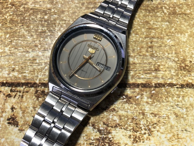 良好 ヴィンテージ SEIKO 5 セイコー ファイブ デイデイト 7009-876A グレー系文字盤×ゴールド 純正ブレス AUTO 自動巻 メンズ 腕時計