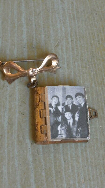 英国製　BEATLES BROOCH　ビートルズ　本型ブローチ　MADE IN　ENGLAND