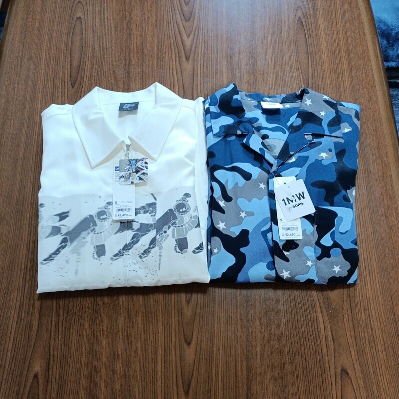 新品未使用　GU　半袖シャツ　Ｓサイズ　２枚セットまとめ売り　オープンカラーシャツ　ジップアップシャツガンダム　春夏コレクション