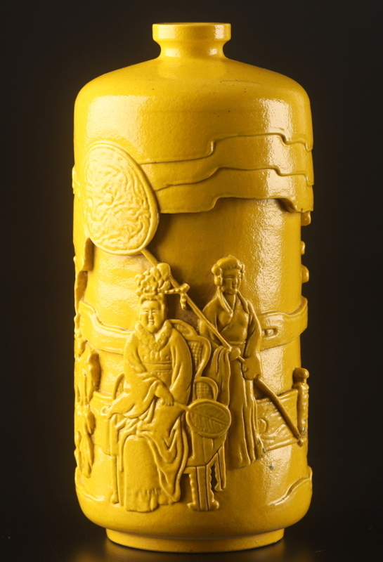 特別依頼出品 某寺院所蔵 中国美術 清道光　「王炳栄製」 約1820~1870年 黄釉彫刻瓷花瓶 高17.5cm 唐物 時代 