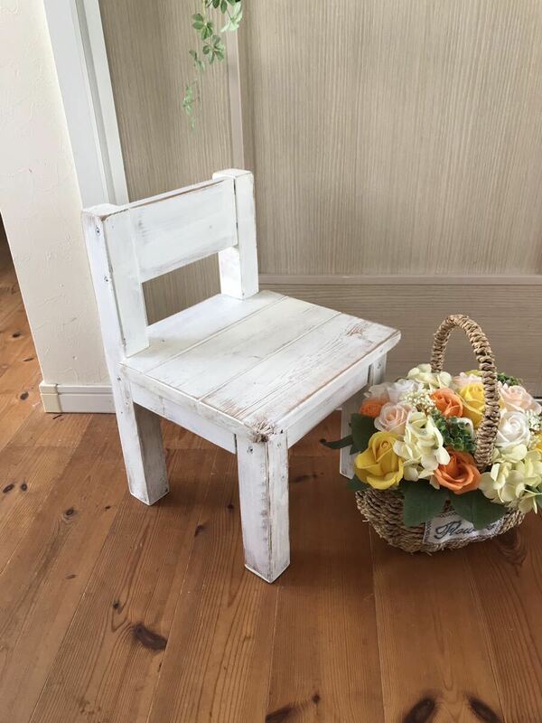 ② キッズチェア　椅子　木製／花台　フラワースタンド