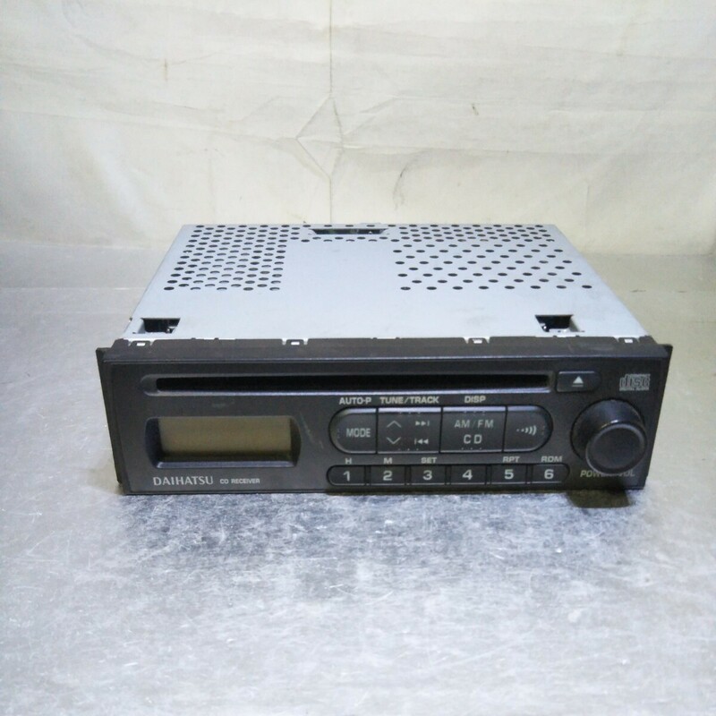 送料無料(３M1146)ダイハツ　DAIHATSU 1DIN CD デッキ 86180-B2100 オーディオ
