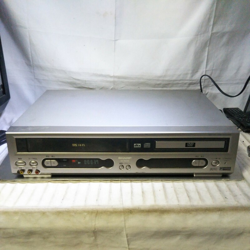 送料無料(BM1213)SHARP　シャープ　一体型DVDビデオデッキ　DV-NC55