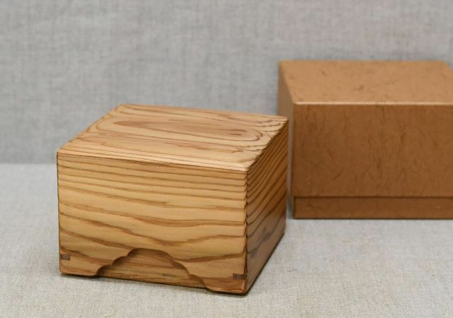 徳島県産木頭杉良杢の駒箱、四面落　新品。化粧箱付き