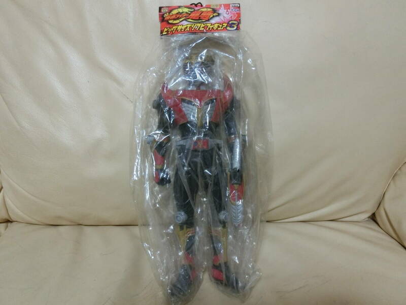 非売品、仮面ライダー龍騎から 龍騎サバイブのビッグサイズソフビです。