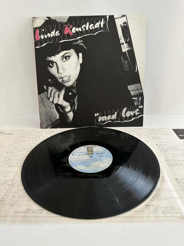 レコード LP リンダ・ロンシュタット(LINDA RONSTADT)「激愛 / Mad Love (1980年・P-10799Y・カントリーロック)」（管理No.14）