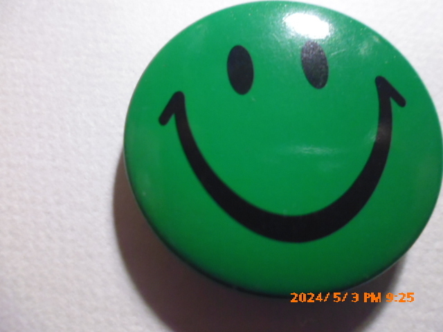 スマイル Smile ピースマーク　にこチャン　小さめ缶バッチ　１９９０年代製のビンテージ　緑