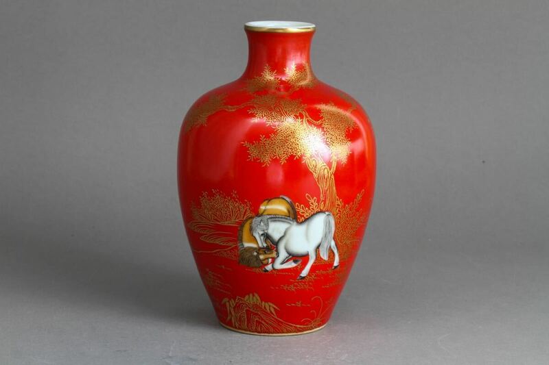 【久】2047 在銘　紅釉馬図花瓶　時代品　　唐物　中国美術　　花瓶　陶器製 