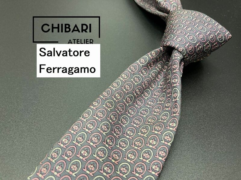 Salvatore Feragamo　フェラガモ　全面ロゴ柄　ネクタイ　3本以上送料無料　グレイ　0502026