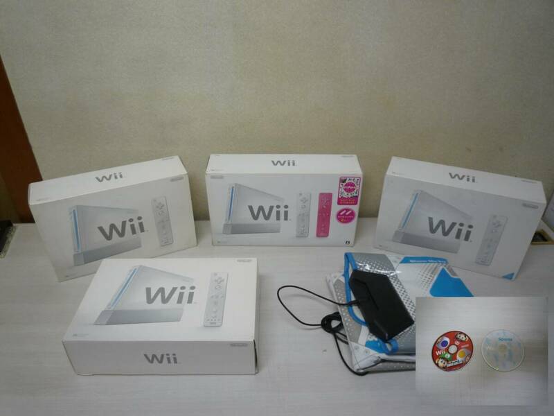 【6-5-28-3Rs】任天堂WII 4台　箱付き　ゲームソフト2点　専用コントローラー　まとめて　Nintendo　WII 