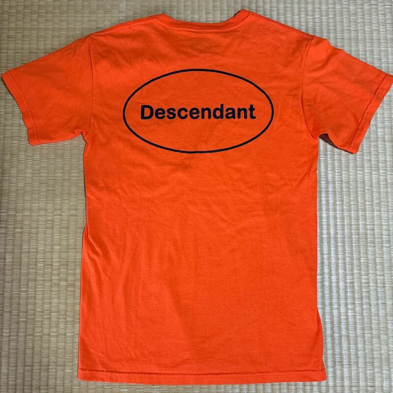 DESCENDANT バクプリ入り ポケット付き デカロゴ Tシャツ オレンジ レア ディセンダント