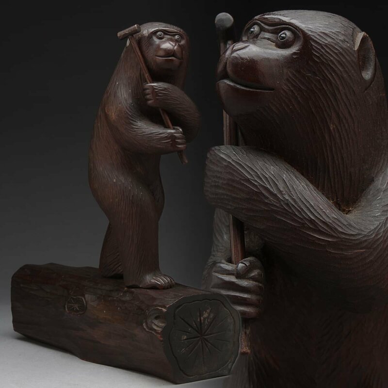 EQ868 時代物 木彫「丸太渡をする猿」置物 幅22cm 重525g・木彫猿・木雕猴子・サル・さる